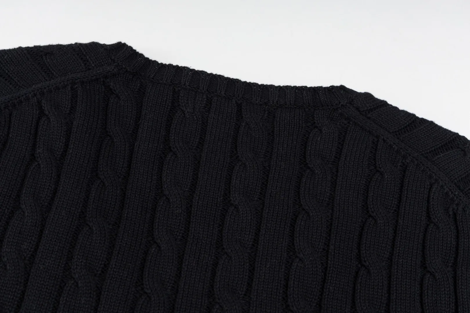 P210 #R90 RALPH LAUREN Thirteen colors of Ralph Lauren classic small label embroidery V-neck pullover cable cardigan sweater women's top, high-density LOGO embroidery on the chest, original customization of tag accessories. Made of pure cotton yarn, pure cotton is skin-friendly and comfortable, small label war horse embroidered twist button V-neck sweater🐎High quality, follow the blogger to learn how to wear it! Let’s buy a Ralph Lauren cable sweater. It’s a super hard-to-find series after it became popular. It’s hard to find one on the official website. It’s simple and practical to wear, with a lazy and loose feel. The thickened fabric has more texture, feels soft and delicate, and has a loose fit. Whether worn alone or layered, you can wear different styles of fashion with just one piece!   Size： Sleeve length: 60/61/62/63